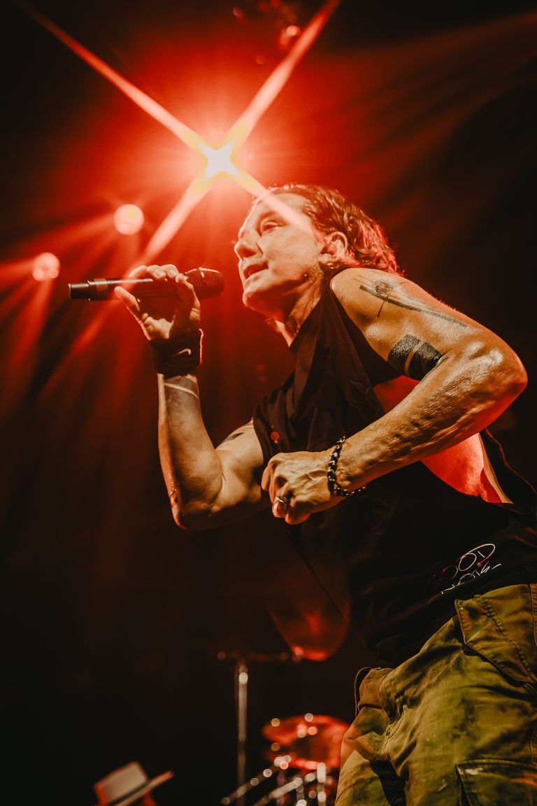 Bush performing live at AEC Theatre in Adelaide